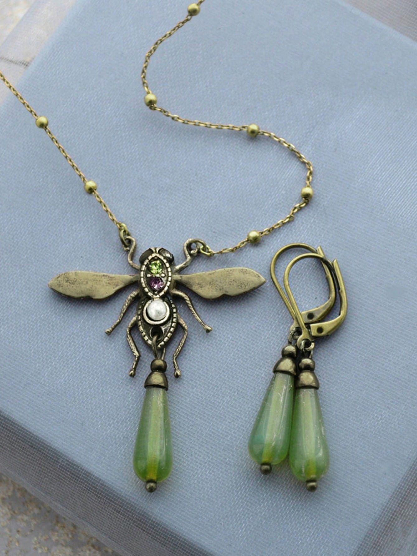 

Набор из 3 предметов: геометрическое ожерелье с подвеской в виде стрекозы и серьги, разноцветный металл, натуральный камень, кубический цирконий, жемчуг, ретро-классика для женщин на вечеринку