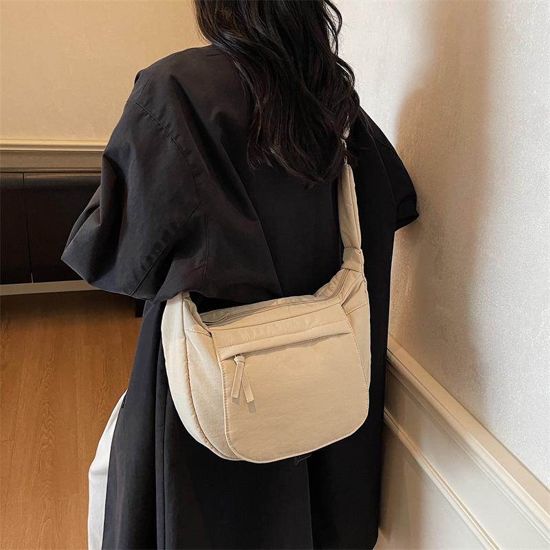 Dumpling Bag Lazy and Relaxed Messenger Bag Women's Lightweight Nylon Canvas Bag Commuter Leisure Sports Shoulder Bag