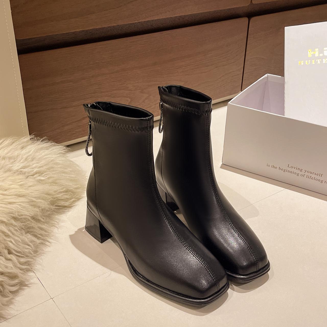 

Мода 2024 Осень Новые женские ботильоны с квадратным носком и молнией сзади Модные женские однотонные модные ботинки на высоком каблуке 40 чёрный