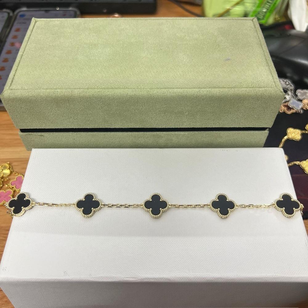 Vierblättriges Klee- und Fünfblüten-Armband mit rotem Achaten - Ein Geschenk für deine Freundin