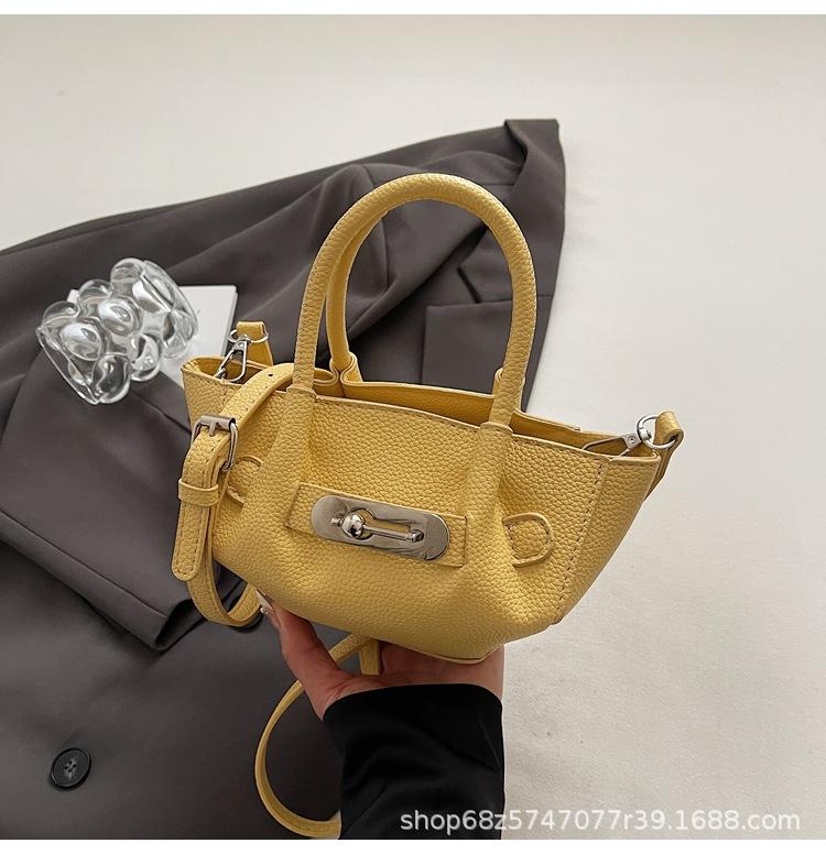 

Niche design sense hand carrying bucket bag women 2025 new Korean version fashion vegetable basket bag commuter shoulder messenger bag