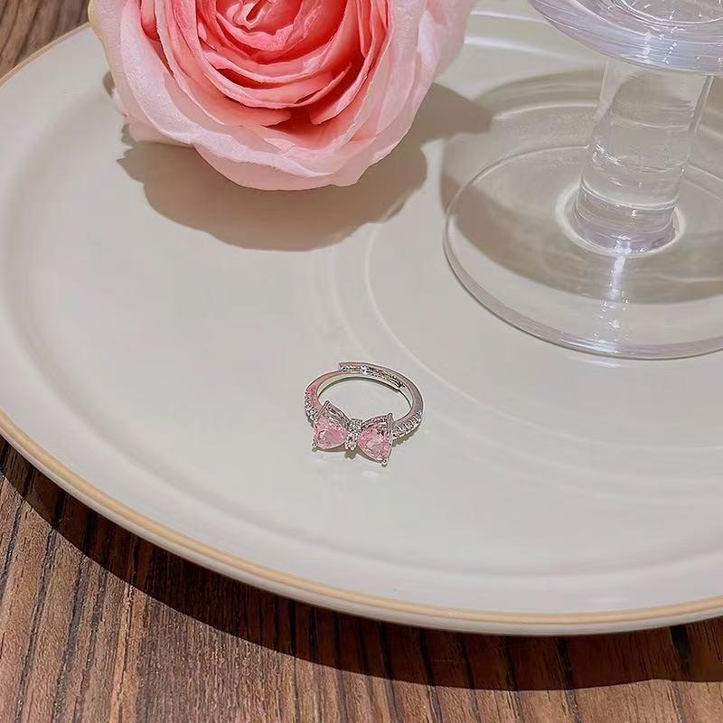 Изысканное розовое циркониевое кольцо-бабочка с регулируемым размером