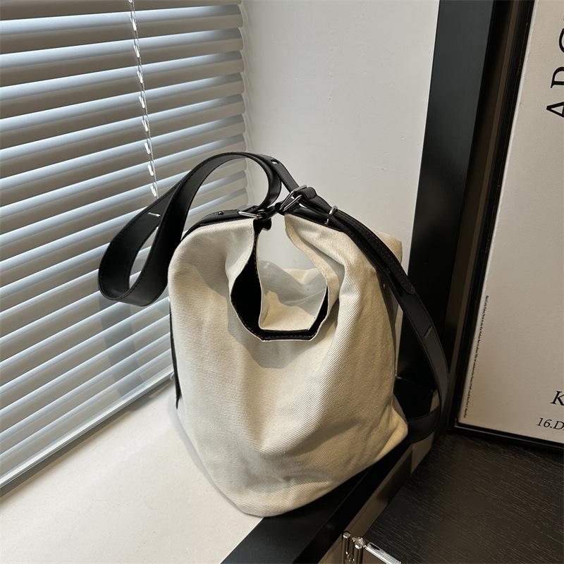 Light luxury exquisite chain, portable bucket bag, female niche design, foreign style, high value sense, pumping belt, shoulder messenger bag