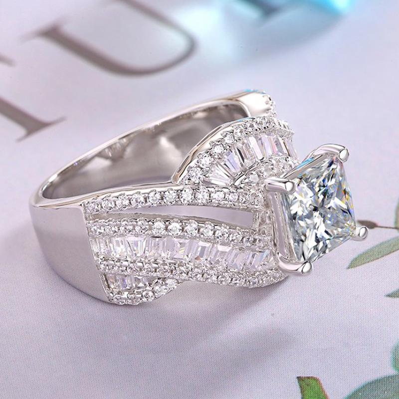 Gorgeous Women Wedding Rings Full Bling Iced Out CZ Stone Modern Fashion Design Engagement Anniversary Party Lady Jewelry
