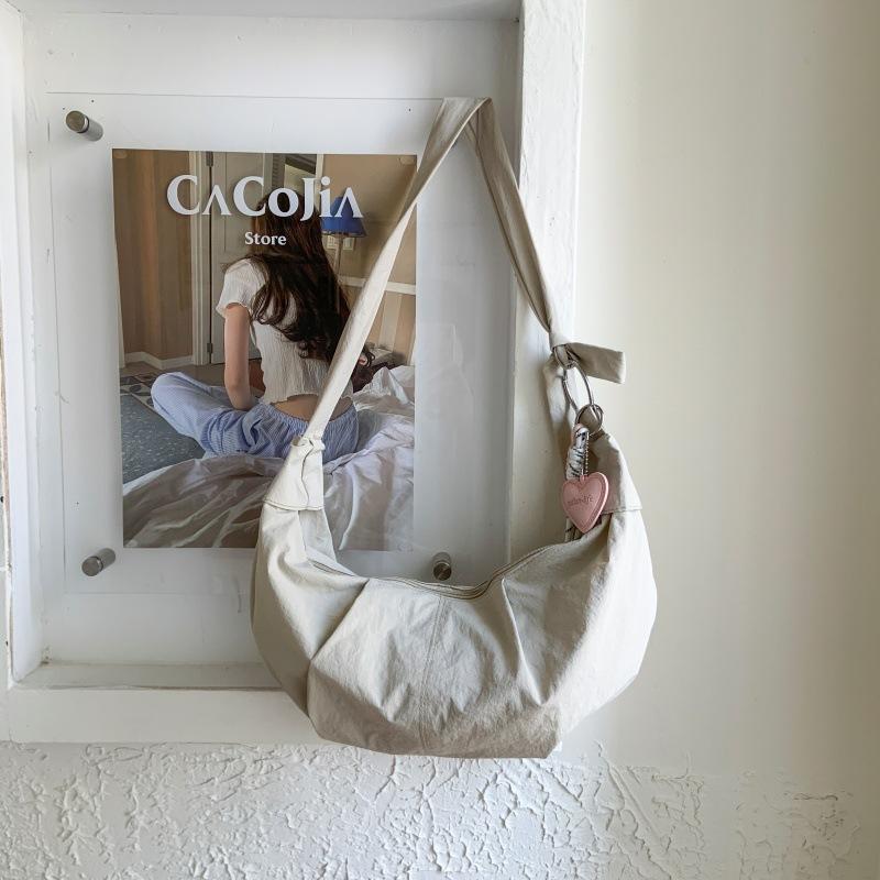 Niche Japanese and Korean literary messenger bag 2025 summer new simple versatile dumpling bag candy-colored casual shoulder bag