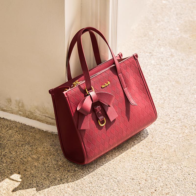 

Миссис. Сумка Qiao Женская 2025 Новая Сумка-тоут большой вместимости Высококлассная Нишевая Сумка через плечо Натуральная кожа Женская сумка Upper Width26.5CM*Lower W вино красного