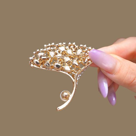 Women Brooch High-Gloss Rhinestone Inlay Faux Pearl Decor Ginkgo Leaf Design Lapel Pin Non-Slip Buckle Scarf Badge Clothing Bags
