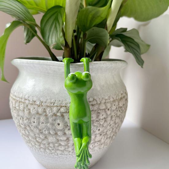 Planter Pot Frog Statue Cartoon Frog Figurine Resin Animal Sculpture Outdoor Garden Flower Pot Hugger Ornament Decoration