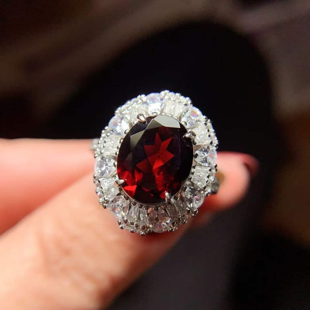 

Exquisite High-End 925 Silver Garnet Ring - Light Luxury & Elegant Style