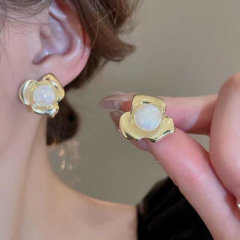 Metal Flower Mermaid Ji Pearl Earrings Niche Premium Temperament Earrings French Fashion Personality Versatile Earrings