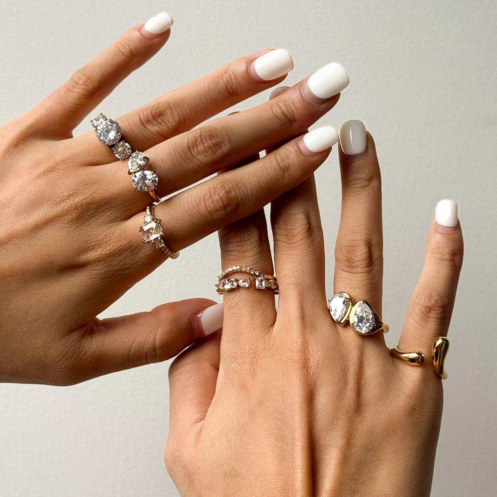 Niche high-end 18K gold, white zircon ring jewelry.