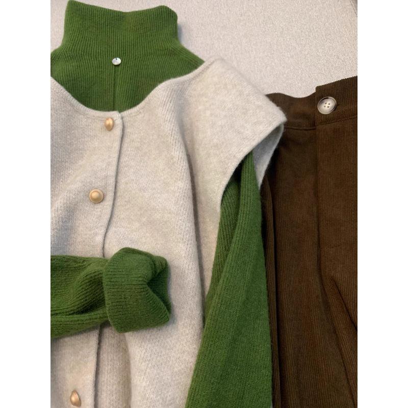 High-End Knit Vest: Women's Korean Style Sleeveless Top with Metal Buttons and Soft Shoulder Pads for Spring and Autumn.