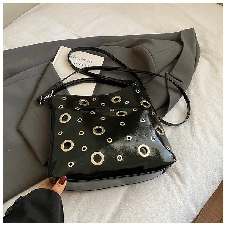 Stilvolle Nische Schultertasche Damen Herbst und Winter neu einfache Tasche Niet Textur Handtasche Damen