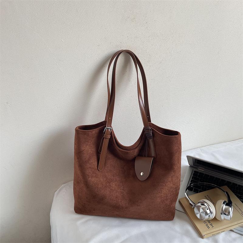 

Вместительная ретро-сумка женская 2025 осень новая в иностранном стиле нишевая сумка-тоут матовая модная сумка через плечо