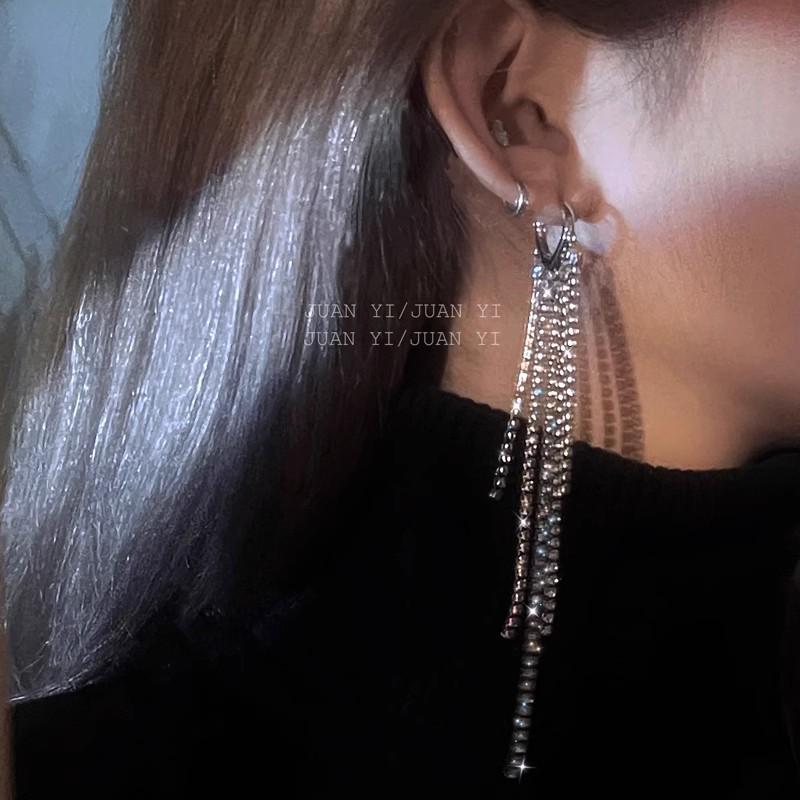 Spicy Girl Vibe: 2025 Sweet & Cool Niche Tassel Earrings - Chic & Slimming Long Design