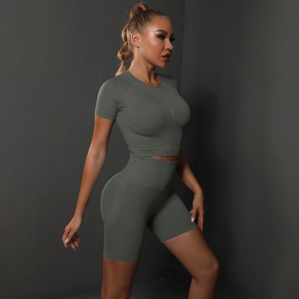 Seamless High-Elastic Yoga Two-Piece Set: Solid Color Peach Butt Short Sleeve and Shorts