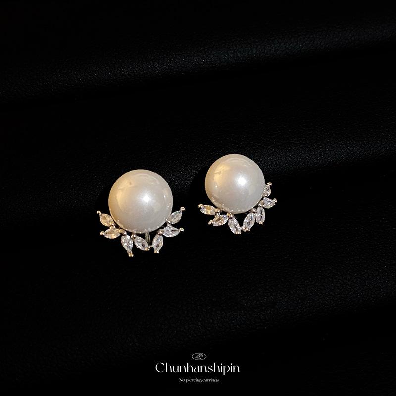 French irregular leaf pearl stud earrings light luxury high-end sense earless earrings new mosquito coil disc ear clips temperament