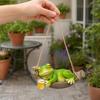 Figurina di Rana da Appendere, Ornamento Rana su Amaca in Resina che Tiene una Tazza di Birra, Statua di Rana Carina da Giardino per Decorazione di Patio Balcone