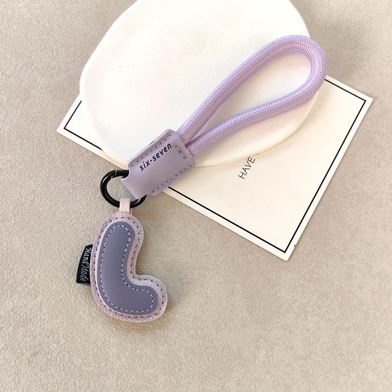 Exquisite Leather Keychain: 26 English Letters - Simple Couple Style Bag Charm, Ideal Small Gift