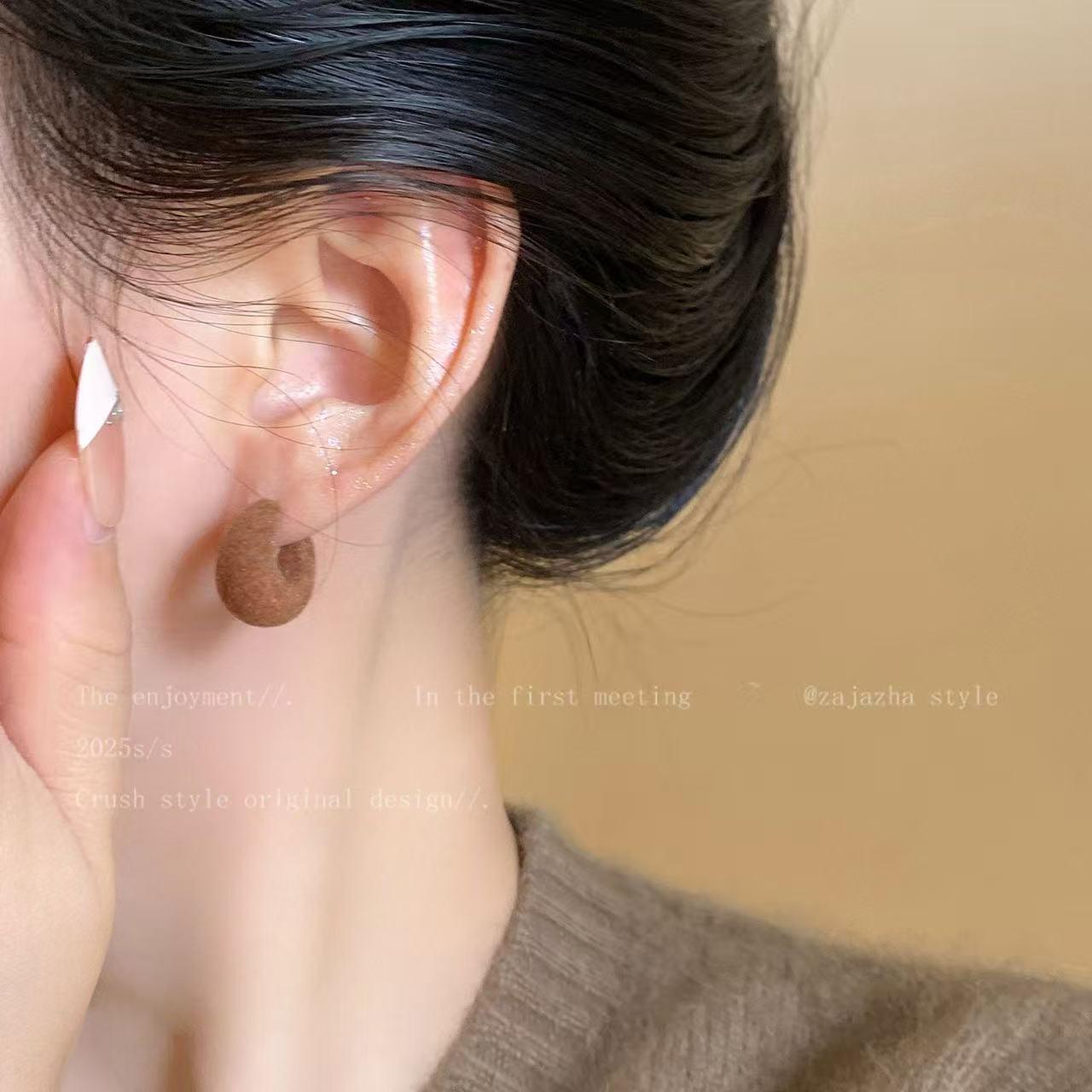 

2025 New Red Flocked Luxury Earrings: Sophisticated Feminine Ear Studs