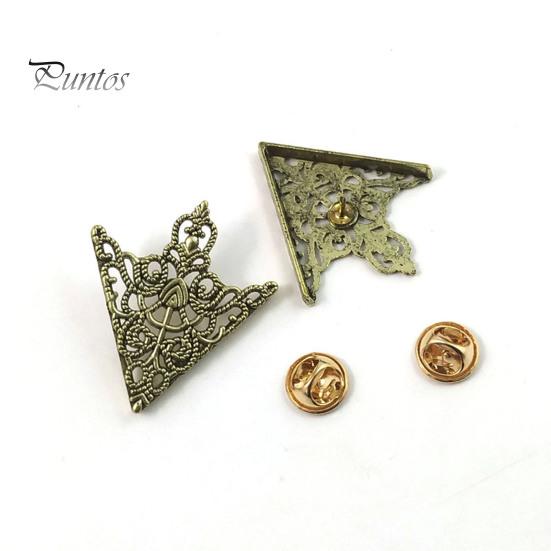 Women Collar Clip 1 Pair Vintage Shirt Clip, Hollow-Out Decoration Alloy Suit Triangle Brooch Pin for Men Metal