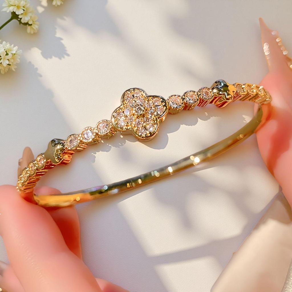 Luxurious Four-Leaf Clover Plated Bracelet - Elegant, Versatile, and Fashionable Openwork Design