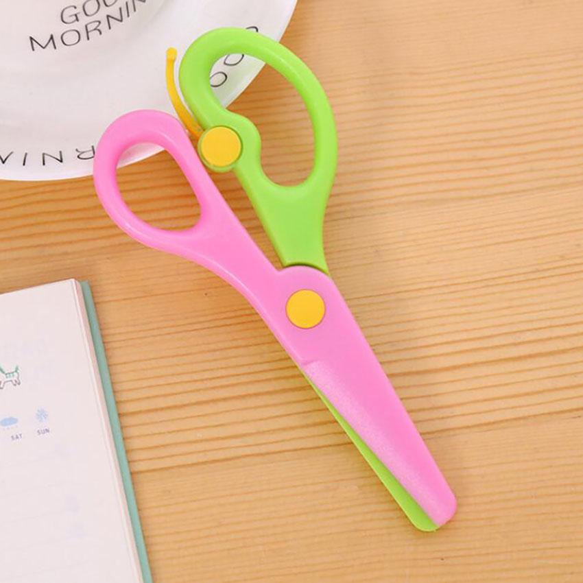 1 STK Kunststoff Kinder Kindersicherheitsschere Kindergarten DIY Papierschneiden Mini Kunstschere Karte Foto Muster Schere Werkzeuge