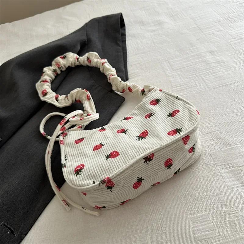 Kleine Unterarmtasche für Damen aus Cord, Handtasche mit süßem Erdbeer-Print, kleine Tragetasche, Halbmond-Design, Geldbörse aus Öko-Stoff, Mini-Umhängetasche