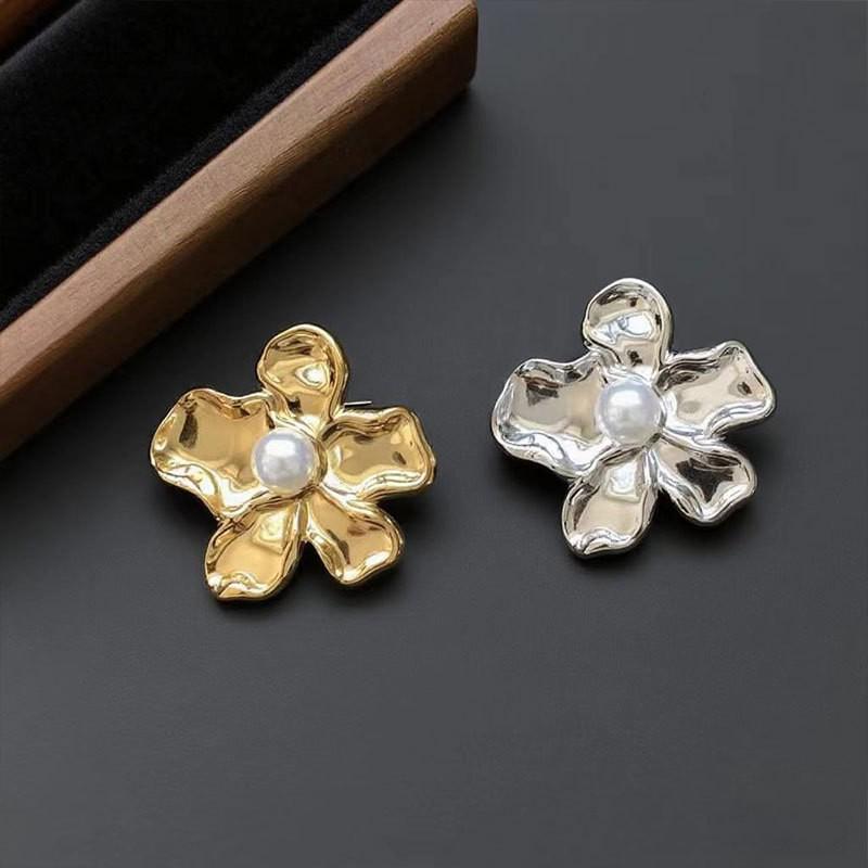 Retro Luxury Pearl Flower Brooch: Elegant Stainless Steel Lapel Pin