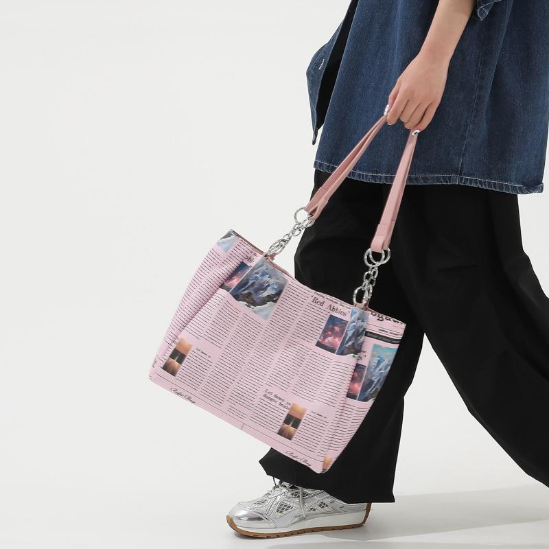 Internet celebrity newspaper shopping bag summer 2025 new Korean version fashion printing large capacity shoulder hand bucket bag woman