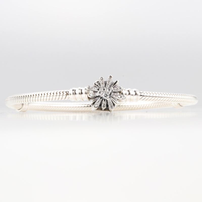 Náramek z mincovního stříbra S925 s řetízkem typu hadí kost a přívěsky ve tvaru hvězdy a sněhové vločky