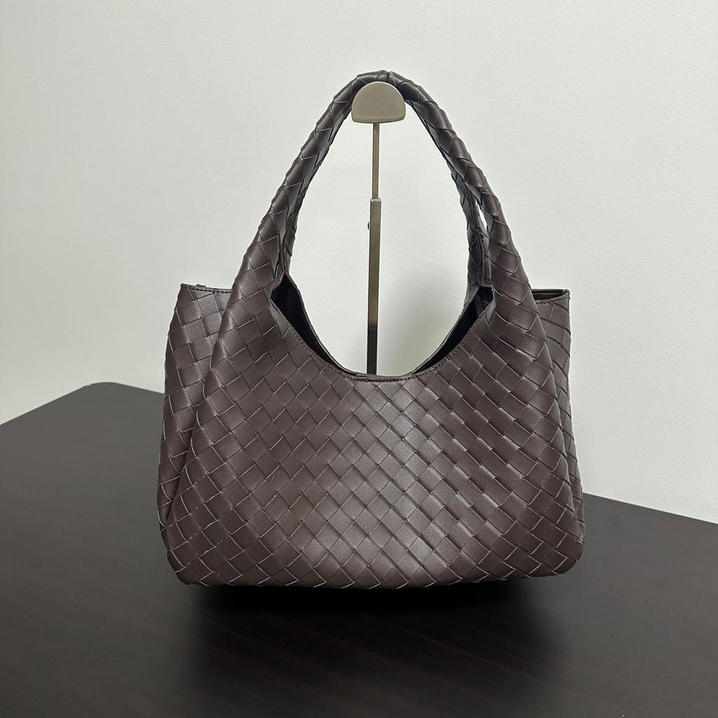 Hand-woven European and American Retro Texture Versatile Handbag Large Capacity Leisure Commuting Fashion Simple Tote Bag