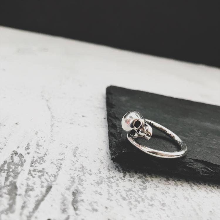 

Винтажное вдохновение 2024 Модное кольцо-разомкнутое кольцо из тайского серебра с черепом для женщин J5845