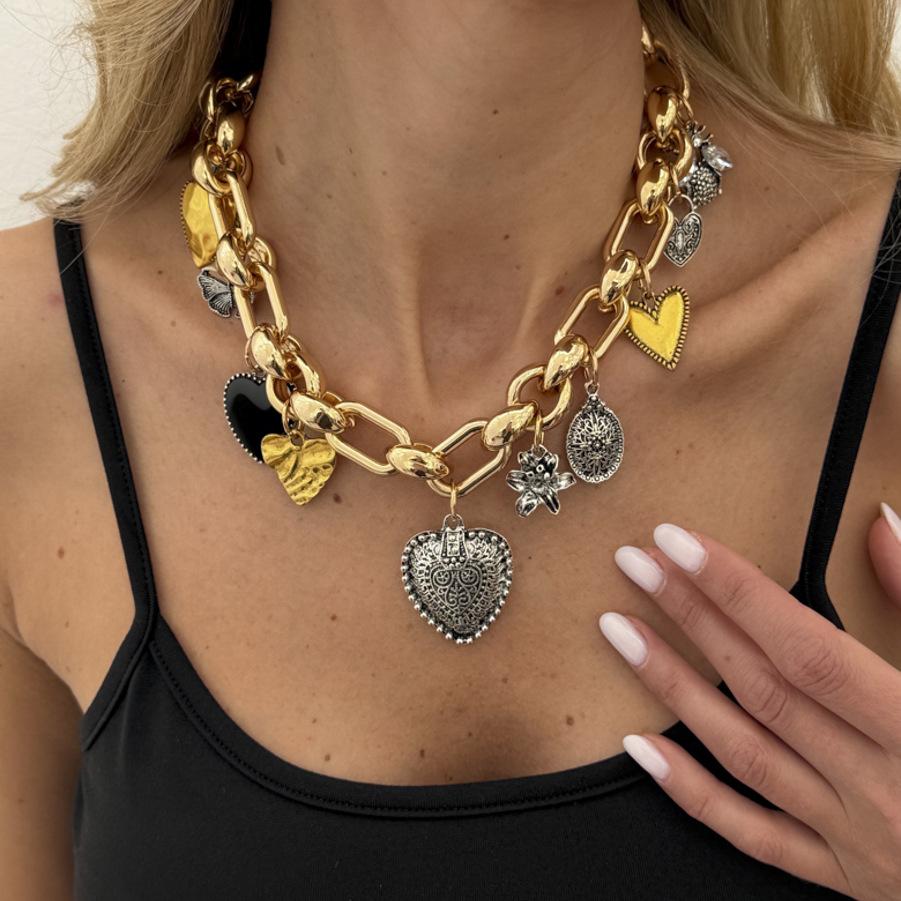 Collana Ciondolo a Forma di Cuore con Motivo Metallico Luce Vintage Lusso da Donna, Stile Punk Ccb Catena Spessa Catena Clavicola