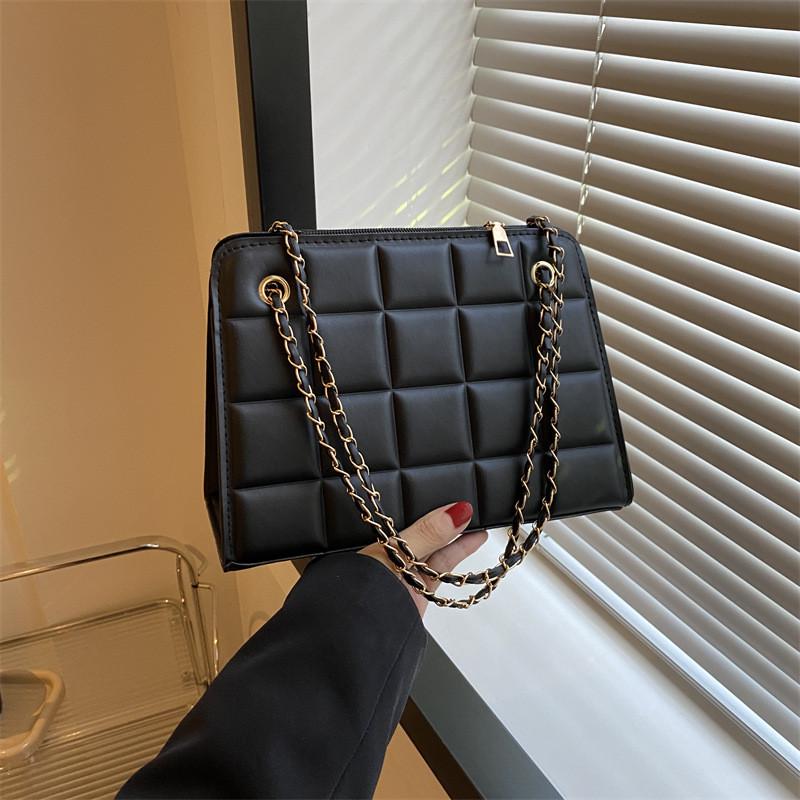 Стильная корейская винтажная сумка через плечо на цепочке однотонная для модных летних образов чёрный