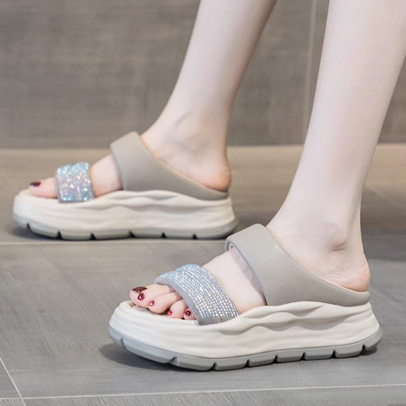 New soft leather slippers for women in summer, comfortable and casual in summer, thick-bottomed rhinestone open-toed sandals.