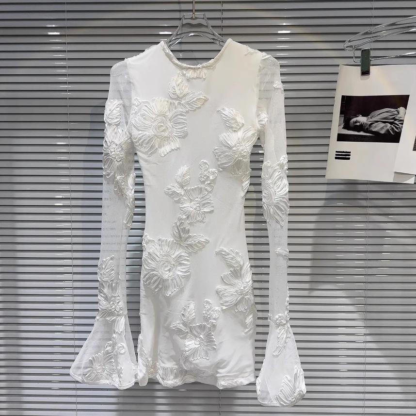 

Платье с открытой спиной, цветочной вышивкой и рукавами-трубами Large