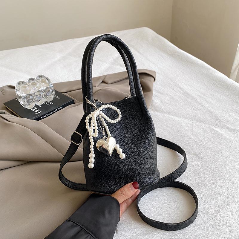 

Повседневная популярная модная сумка с текстурой в этом году 2024 года, летняя новая портативная женская сумка, простая сумка-мессенджер, сумка-ведро Without pendant чёрный