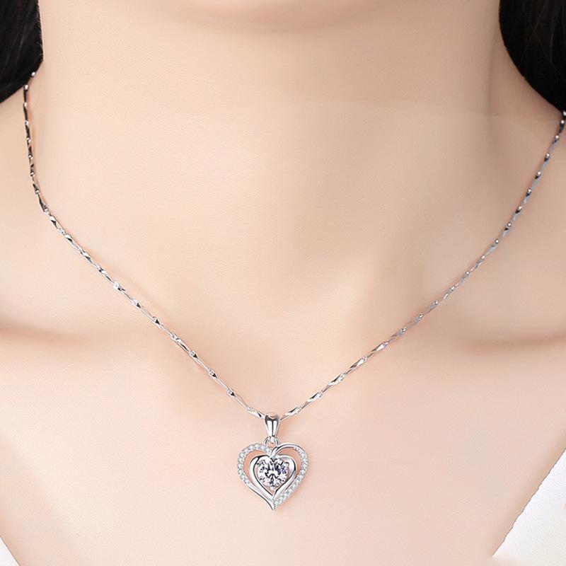 Strieborný náhrdelník Choker s príveskom v tvare srdca so zirkónom - Elegantný vianočný darček pre ženy