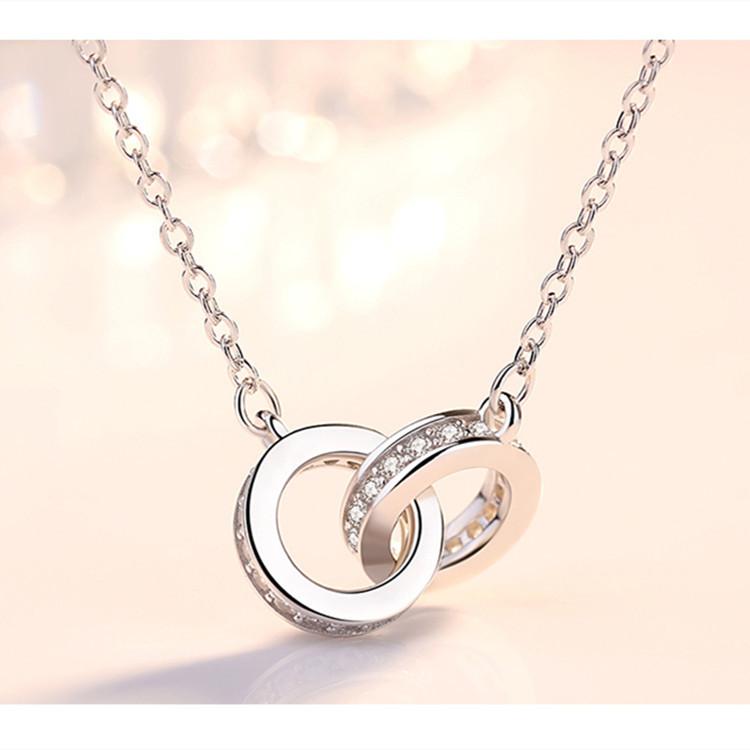 

Ожерелье из серебра 925 пробы с двумя кольцами. Изящное и модное женское ожерелье с пряжкой и двумя кольцами, украшенное бриллиантами. 925