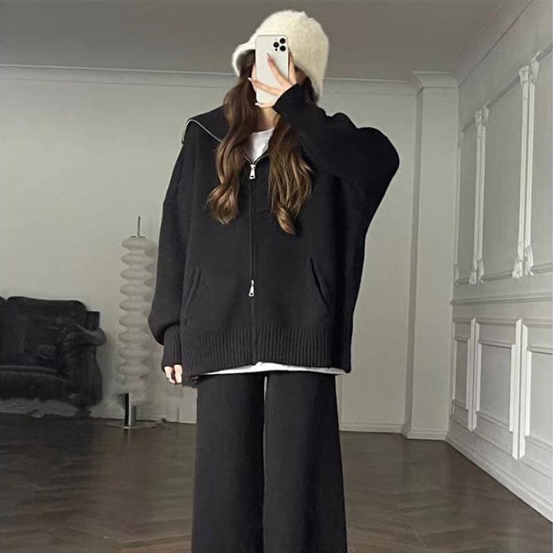 

Костюм из двух частей: молочный трикотажный свитер и широкие брюки — модный и повседневный на осень/зиму 2024 года S (up to 100 lbs)