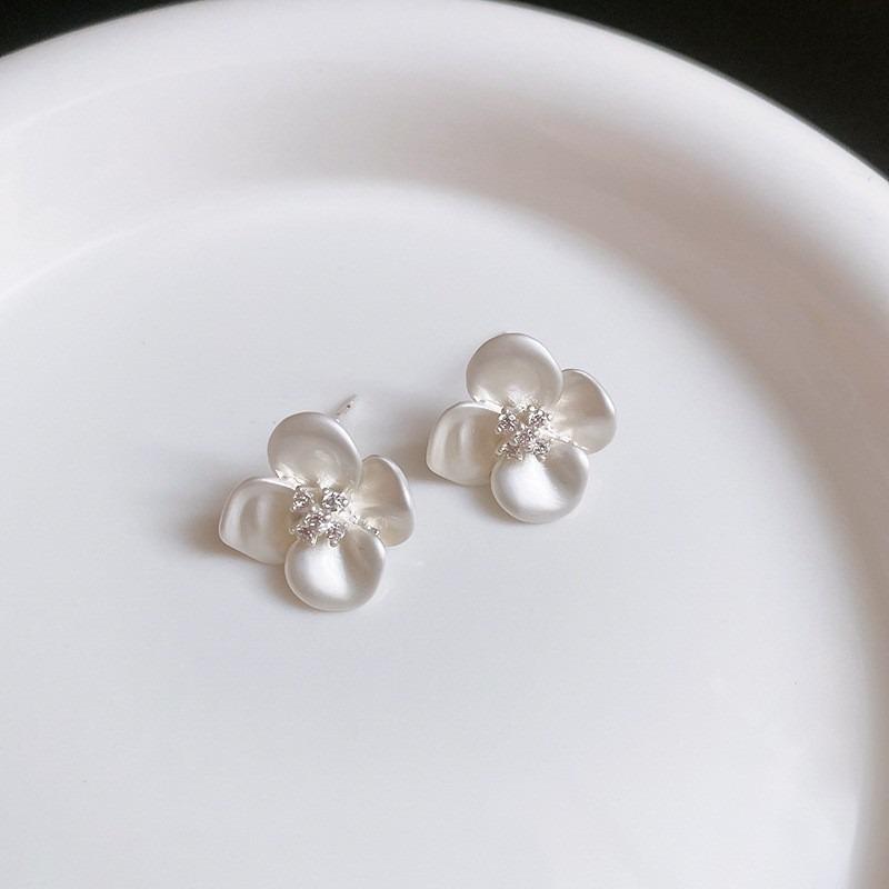 Silver needle super flash zircon pearl geometric round flower earrings simple personality stud earrings niche design earrings women
