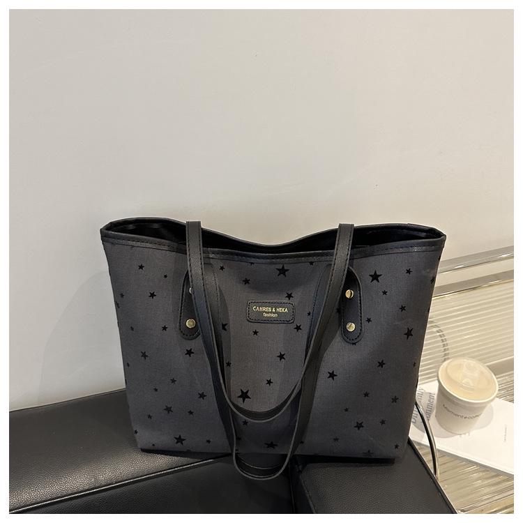 

Универсальная 2024 Черная Большая Цветочная Сумка-тоут через плечо для женщин - Вместительная, Характерная и Повседневная Сумка для поездок