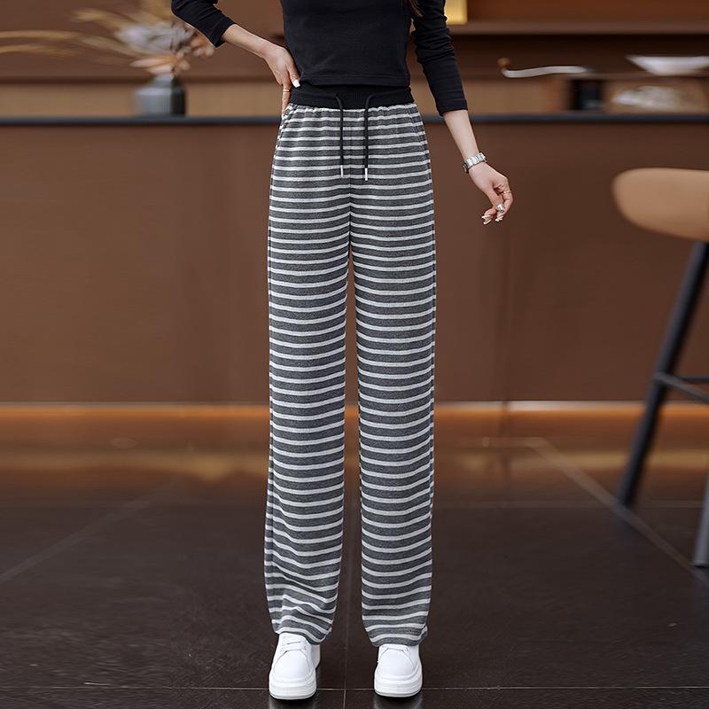 

Женские спортивные брюки с высокой посадкой и широкими штанинами в серую полоску - Коллекция весна/осень 2025 28