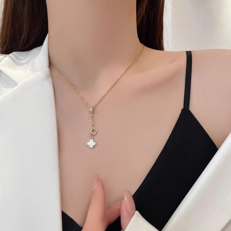 Copper-Plated Gold Four-Leaf Clover Tassel Pendant Necklace - Elegant, Minimalist, and Luxurious.