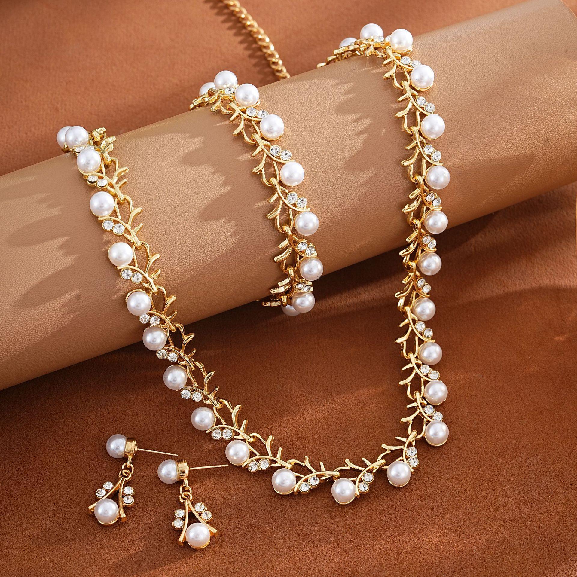

Luxurious Crystal Pearl Necklace Earring Bracelet Set Elegant Sparkling Banquet Party Jewelry Set for Women Wedding Birthday