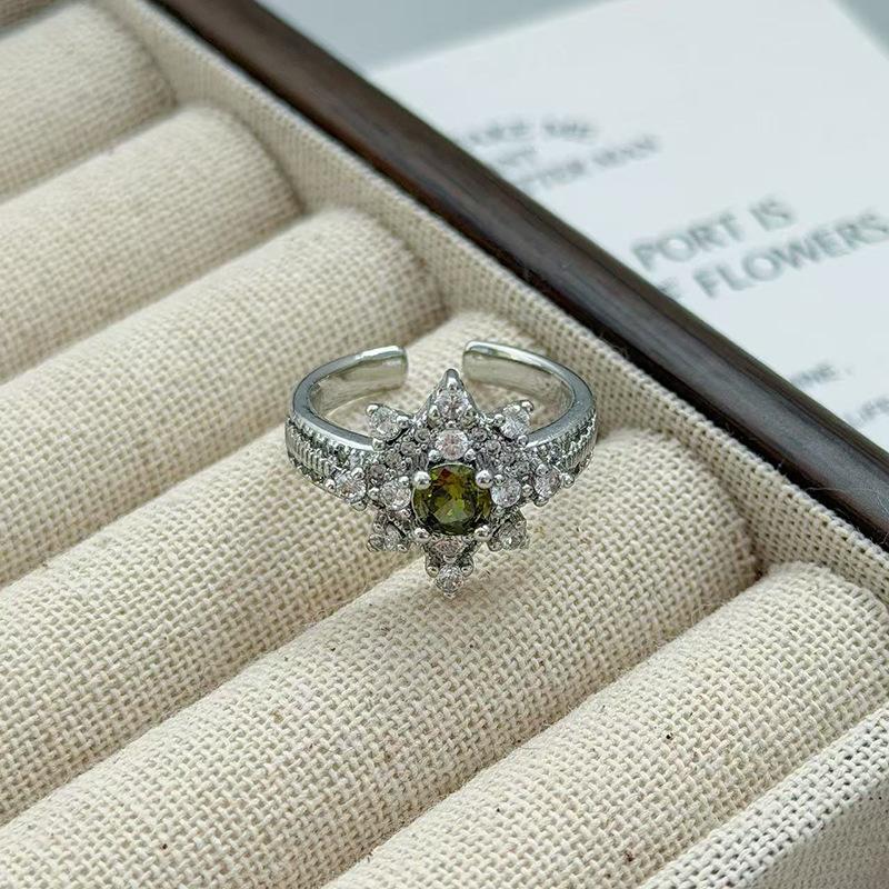 Nische Designgefühl Exquisiter Leichter Luxus Offener Ring Damen Olivgrüner Zirkon Temperament Super Flash Mode Gestapelter Zeigefingerring