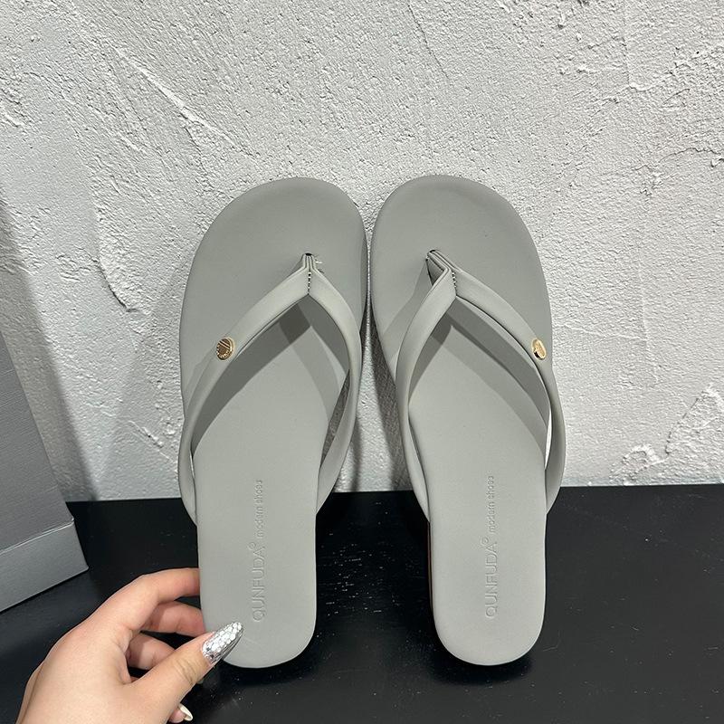 Internet celebrity super fire flat bottom flip-flop slippers women's summer wear 2025 new high-end non-slip cool slippers