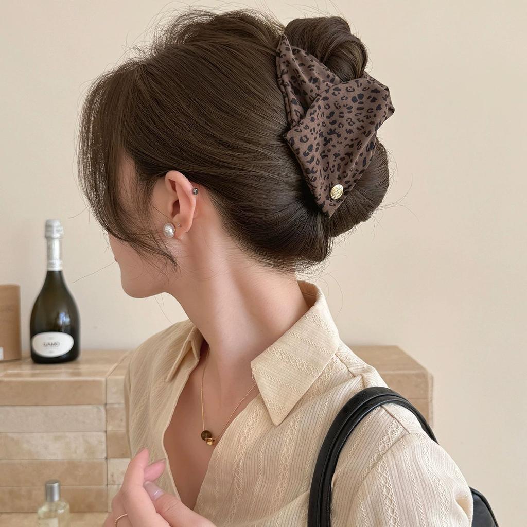 Autumn and winter leopard print grab clip female hairpin back of head triangular large shark clip disc hair accessories