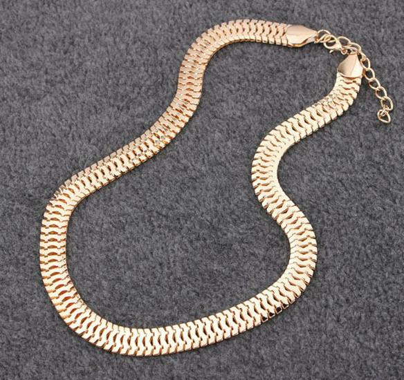 Bold Metal Fish Scale Necklace with European and American Flair